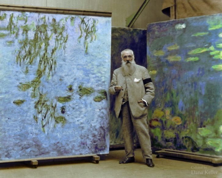 De schilder Claude Monet gefotografeerd naast één van zijn meest beroemde werken, in 1923.