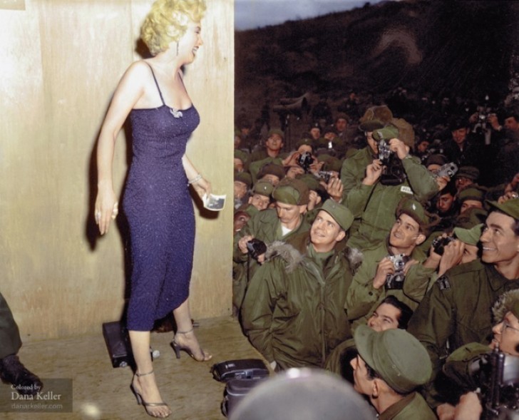 Marilyn Monroe laat zich fotograferen door een groep soldaten, 1954.