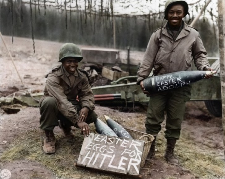 Des soldats américains écrivent des messages sarcastiques de Joyeuses Pâques sur les missiles qu'ils lanceront.
