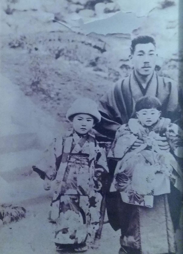 16. Il mio bisnonno era il samurai di una piccola comunità: in questa foto posa insieme a mia nonna e la sua sorellina.