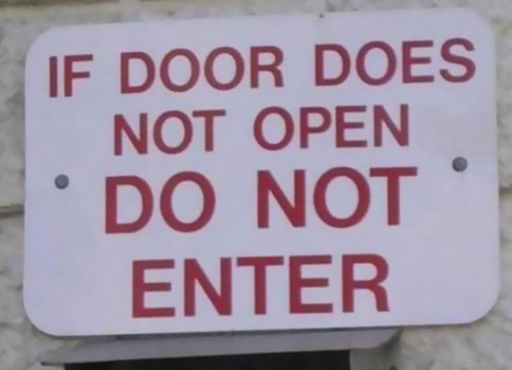 E per concludere: "Non entrare se la porta non si apre". Ma certo che no, non vorremmo mancarle di rispetto!