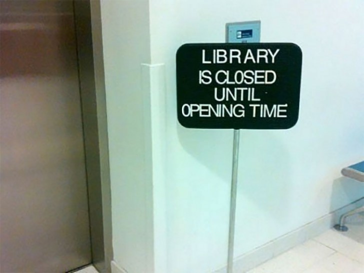 "De bibliotheek blijft gesloten tot de openingstijd". Nog nooit zoiets gezien.