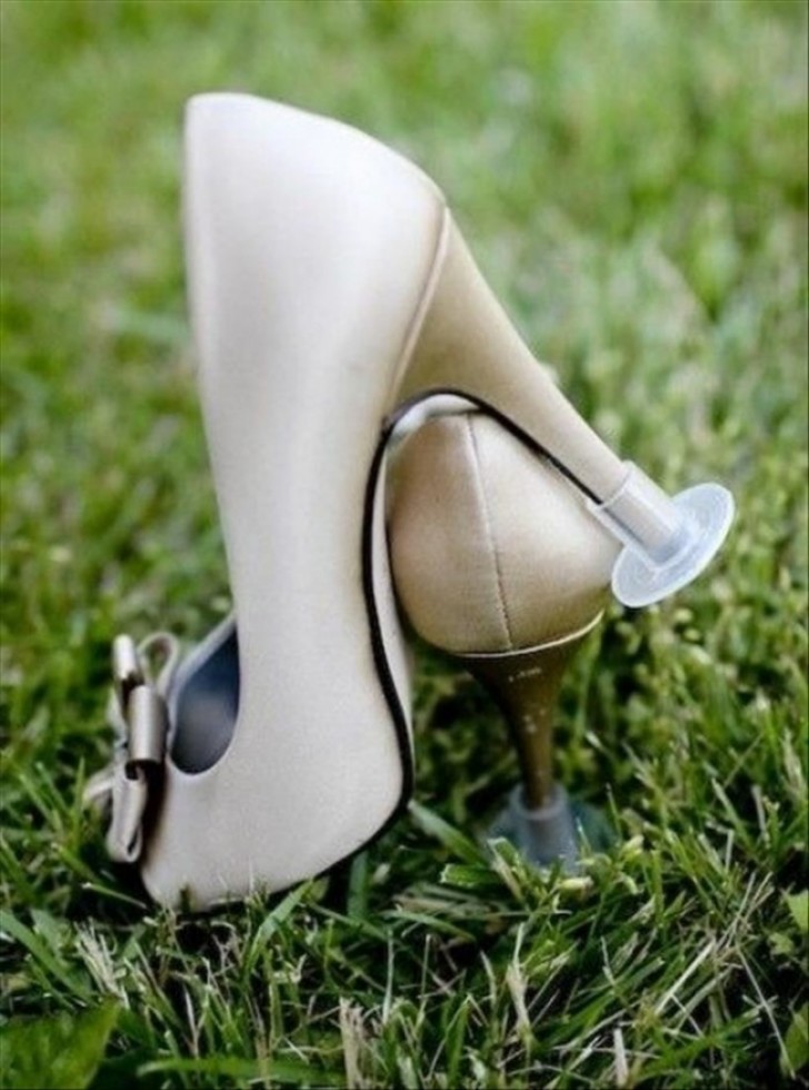 14. Diese Scheiben kann man auf die Absätze von Schuhen stecken, damit man bequem auf dem Gras gehen kann.