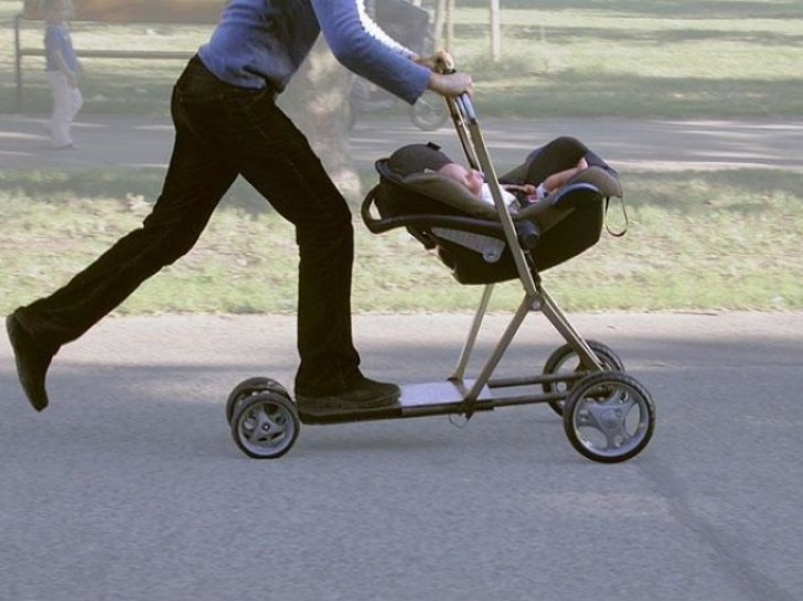 7. Dieser Roller-Kinderwagen ist bequem für das Kind und ein gutes Training für die Mama.