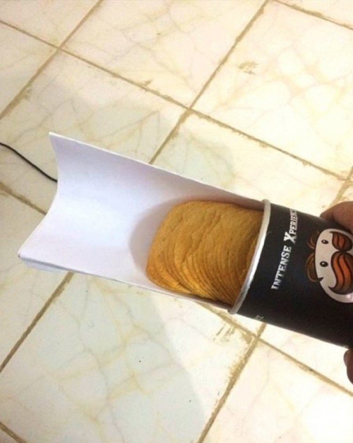 1. Does the Pringles tube seem annoying? Try inserting a sheet of paper in the tube and pulling them out like this ...