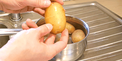 2. Kartoffeln schälen: Wenn ihr sie vor dem Kochen halbiert, geht die Schale von selbst ab!