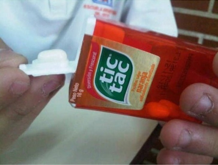4. Tic Tac: Das Bonbon wird aus der Verpackung auf den weißen Deckel gekippt. So fällt es nicht aus der Hand!