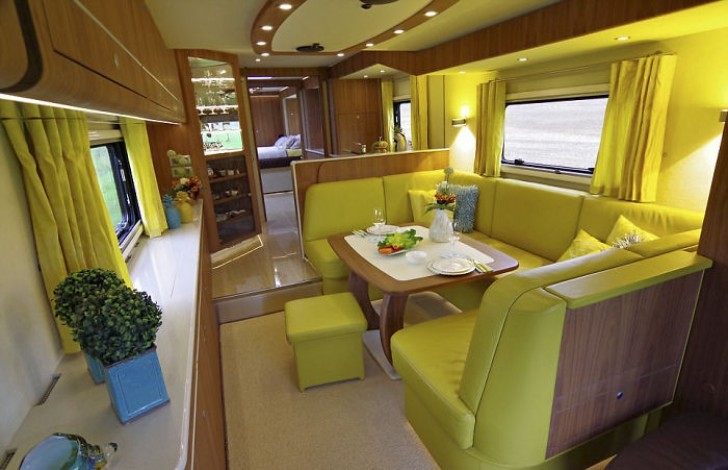 Deze camper van 12 meter lang lijkt de suite van een sterrenhotel.