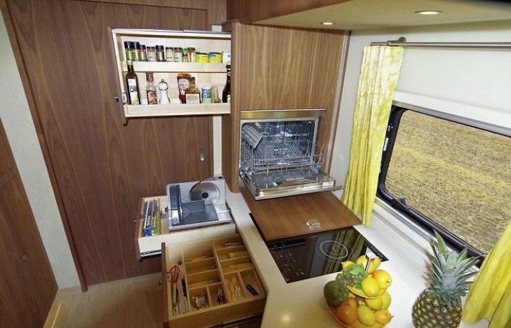 In fact, the Performance S caravan features a well-equipped kitchen.