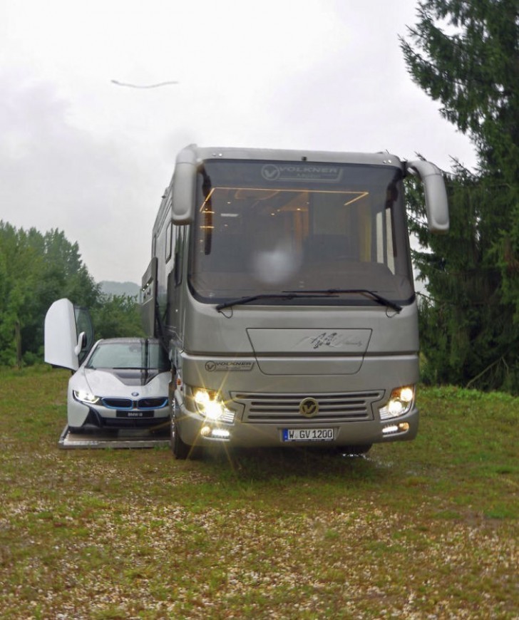 ... but you certainly cannot say it would be hard to take off on a road trip with the luxurious "Performance S" caravan!