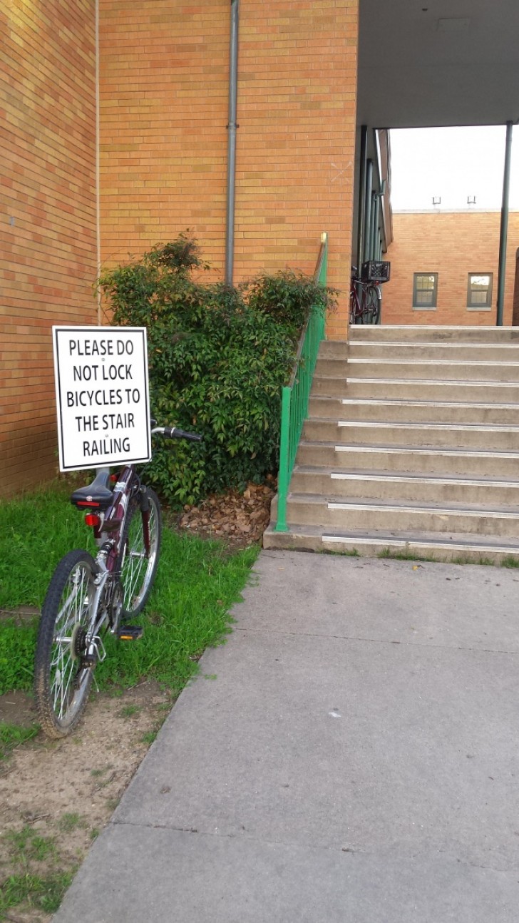 "Veuillez ne pas attacher les vélos sur la rampe d'escalier.