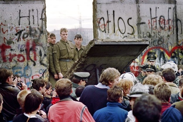 We kunnen nu zeggen dat val van de Berlijnse Muur historisch gezien dichterbij de aanslagen van 11 september liggen dan tegenwoordig.