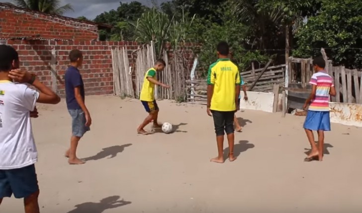 Fanatico del futbol, Irineu los ha llamado a todos con nombres de jugadores: