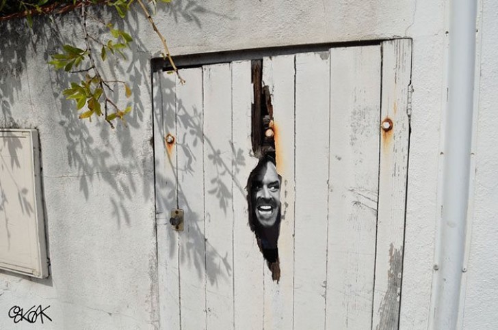 Ein Riss in einer weißen Tür wird zu einer Leinwand, auf der das Foto von Jack Nicholson in Shining Platz findet.