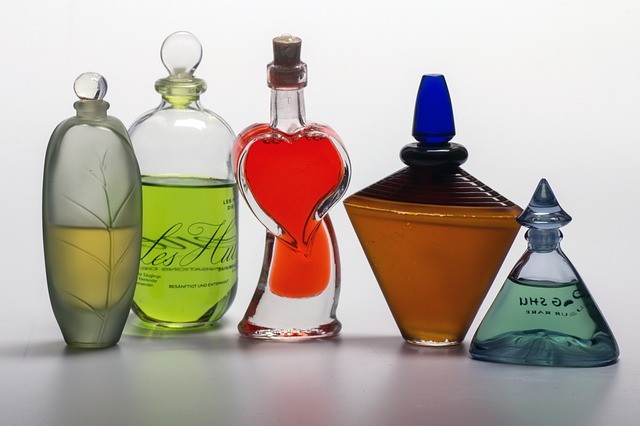 Auf den ersten Blick kann ein gefälschtes Parfum aussehen wie ein echtes aber es gibt entscheidende Unterschiede...