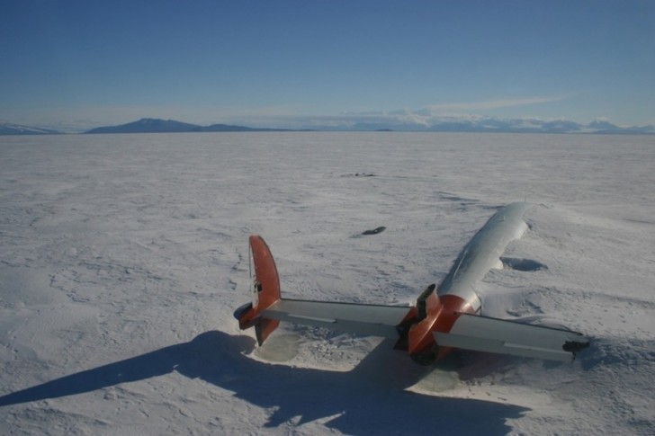 12. Overblijfselen van het Pegasus vliegtuig, McMurdo Sound (Antarctica)