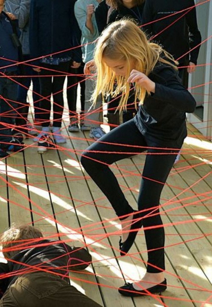 Ideen für den Geburtstag? Ein Labyrinth-Spinnennetz aus Wäscheleine ist ideal