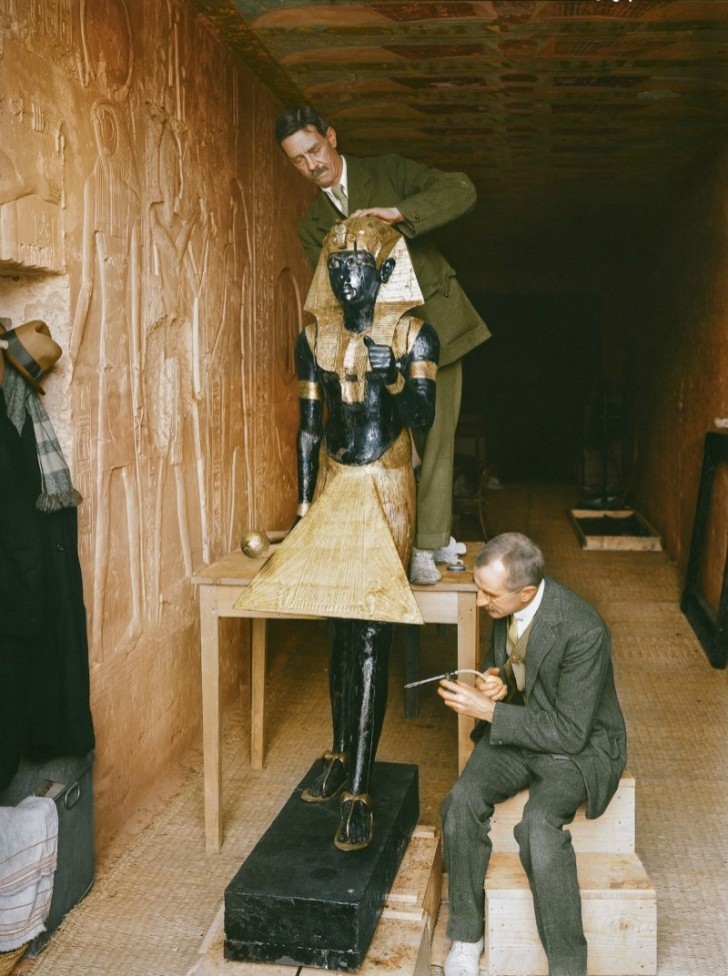 An ad hoc laboratory set up in the tomb of Seti II, where Arthur Mace and Alfred Lucas cleaned the statues.