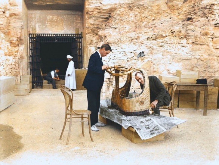 Arthur Mace et Alfred Lucas travaillent sur un char d'or près de la tombe de Séthi II.