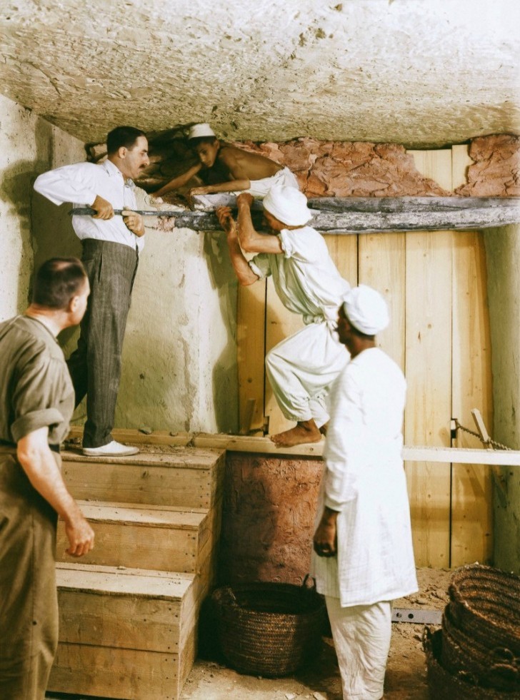 Carter, Callende en twee arbeiders verwijderen de muur tussen de voorkamer en de grafkamer