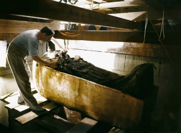 Howard Carter devant le sarcophage, prêt à l'analyser.