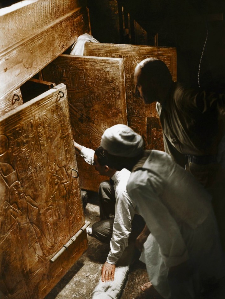 Howard Carter, Lord Carnarvon, and an Egyptian worker as they open the sanctuary.