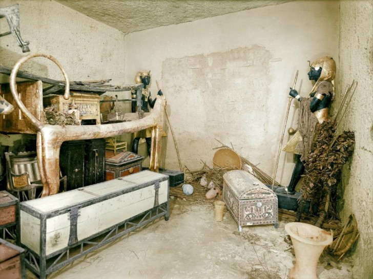 A partial view of the antechamber shows a bed with gold lions, chests, two sentries, colored wood, and gold.