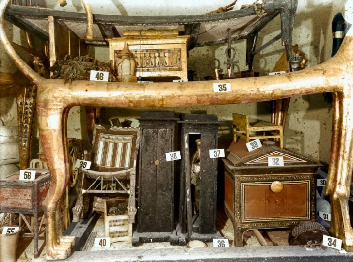Eine Sitzbank und Stuhl aus Ebenholz und Elfenbein.