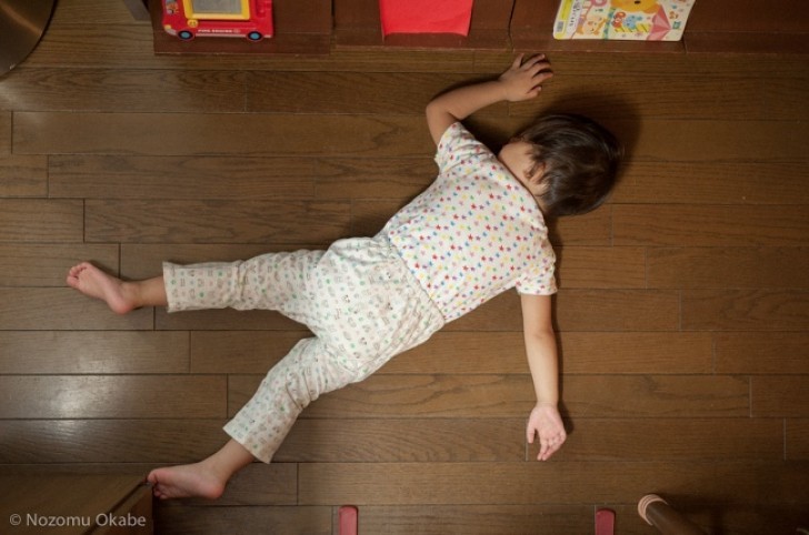 Sleeping on the floor, a classic of those who still have not succumbed to the rules of society.