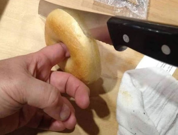 Als je een bagel moet snijden steek je je vinger in het gat om hem stabiel te houden.