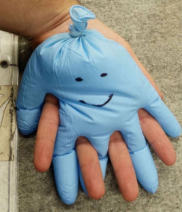 Wanneer je je alleen voelt pak je een latex handschoen, vul je deze met warm water en laat je hem je hand vastpakken.