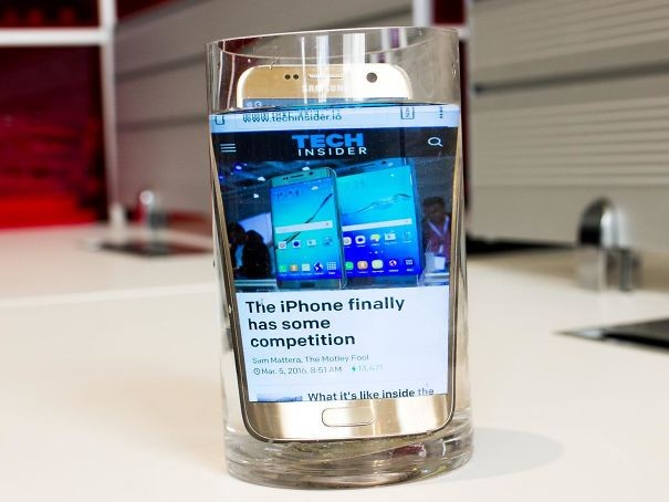 Als je het scherm van je smartphone te klein vindt, dan kan je hem altijd in een glas water doen!