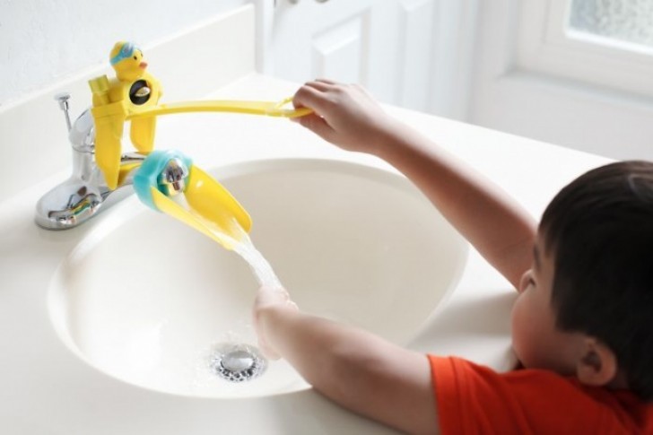 Eine Aufsatz für den Wasserhahn, der den Kindern beim Händewaschen hilft.