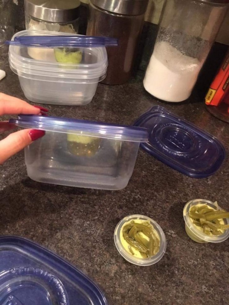 These food containers have a separate compartment for sauces and seasonings.