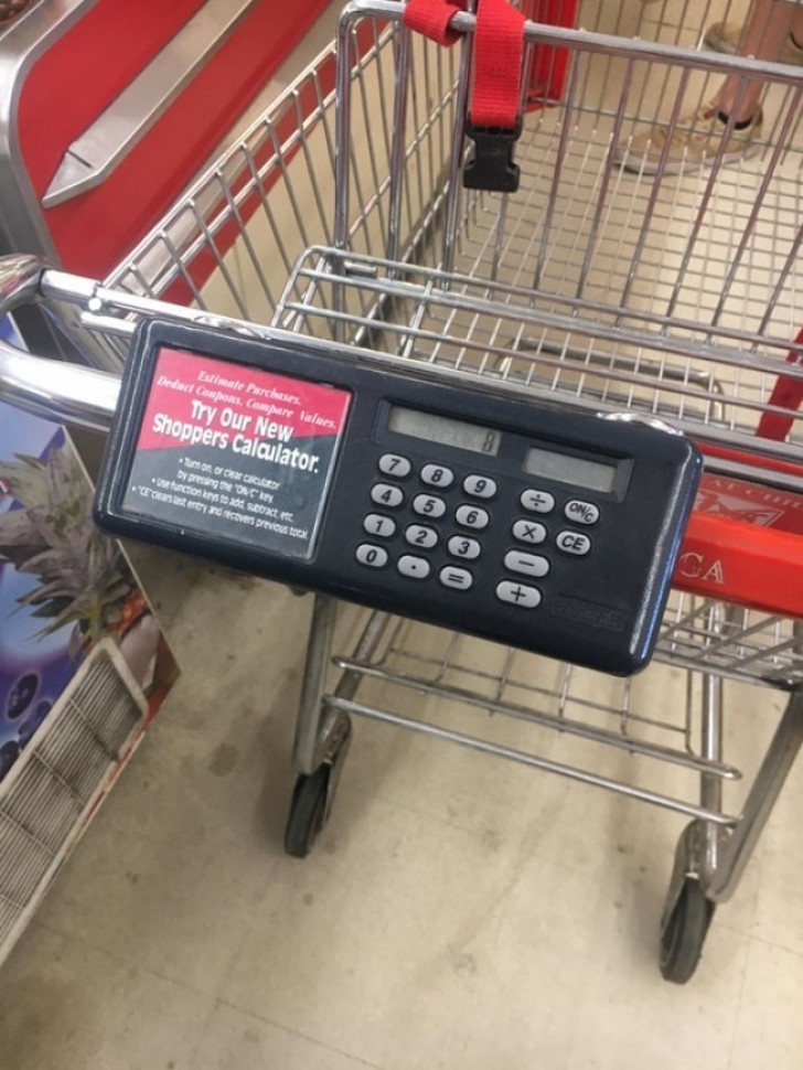 Eine Taschenrechner am Einkaufswagen, damit man schon an der Kasse weiß, wieviel man ungefähr bezahlen muss.