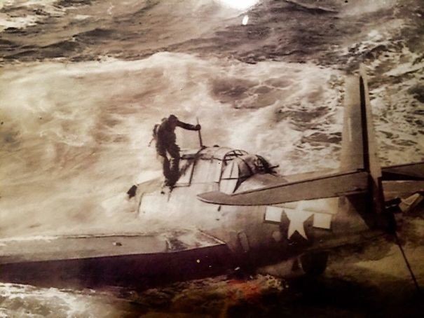 Mein Opa, während er sein Leben im Meer riskierte. Er versuchte sich zu retten, nachdem sein Flugzeug von feindlichen Schüssen getroffen wurde.