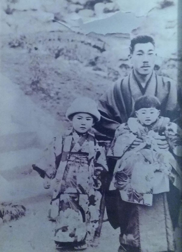 Il mio bisnonno era un samurai. Qui posa insieme a mia nonna e alla sua sorellina.