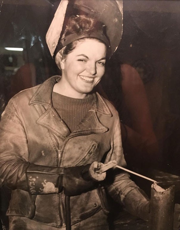 Mia nonna mentre lavorava come saldatrice durante la seconda guerra mondiale.