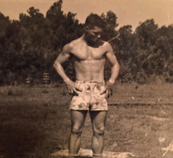 Mi abuela me ha mostrado una foto de mi abuelo cuando tenia mi edad: me queria sostener!