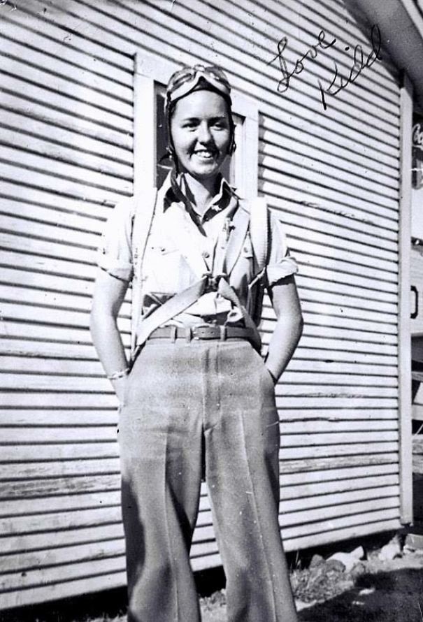 Mi abuela no ha sido admitida en la aeronautica porque era mujer, asi es que aprendio a volar a traves de un joven en Texas.