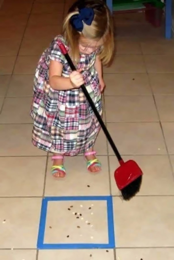 9. Een manier om je kinderen op te laten vegen wat ze door het huis heen gooien en ze laten geloven dat het een spelletje is...