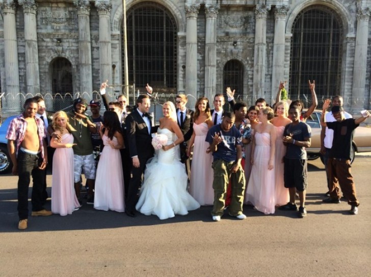 21. When all your neighbors join together to photobomb your wedding! ....