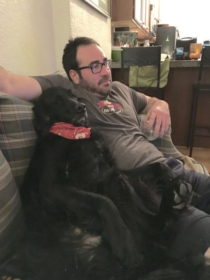 Deux amis qui regardent le match de football ensemble!