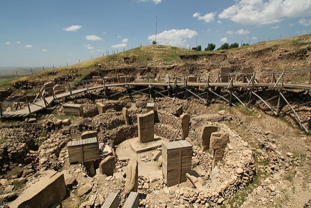 Le site archéologique est situé sur une colline artificielle d'environ 15 mètres de hauteur et 300 mètres de diamètre.