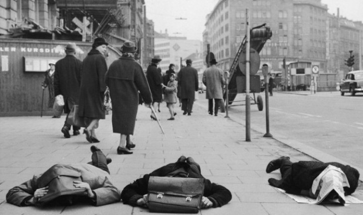 Activisten laten zien hoe zich te gedragen in het geval van een nucleaire aanval (Hamburg, 1963)