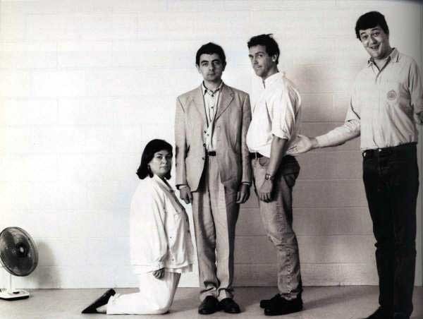 Dawn French, Rowan Atkinson, Hugh Laurie und Stephen Fry (1980).