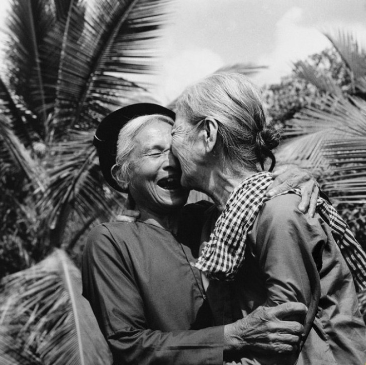 Deux femmes se réjouissent de la fin de la guerre du Vietnam (1975)