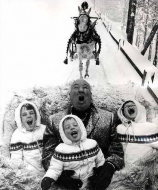 Alfred Hitchcock joue avec ses petits-enfants (1960)
