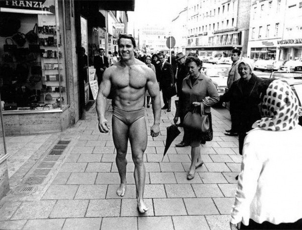 Arnold Schwarzenegger walking on the streets of Munich (Germany) to encourage others to take up bodybuilding