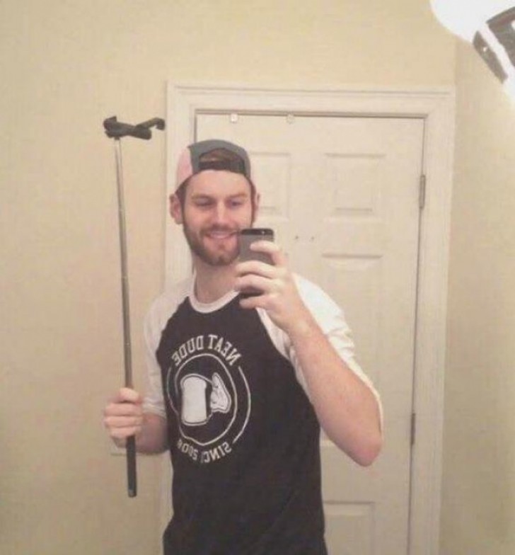 Oui, il a un bâton à selfie... encore inutilisé